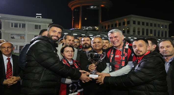 Kadem Başkan Gülsuyuspor’un şampiyonluk kutlamaların katıldı, kupa kaldırdı