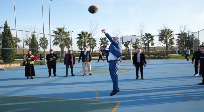 Kadem Başkan sahil turuna çıktı, gençlerle basketbol oynadı