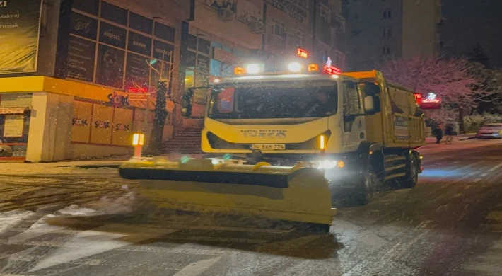 Kartal Belediyesi Ekipleri Karla Mücadele Çalışmalarını Aralıksız Sürdürüyor