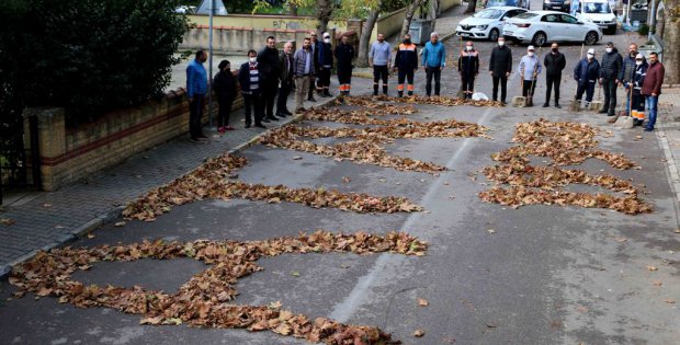 Atatürk Sevgisini Yapraklar İle Sokağa Yazdılar