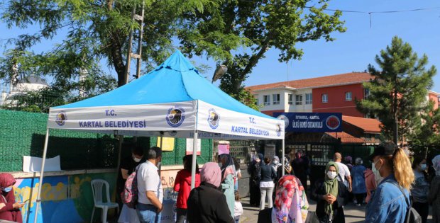 Kartal Belediyesi’den LGS Öncesi Okullarda Maske, Su ve Dezenfektan İkramı 