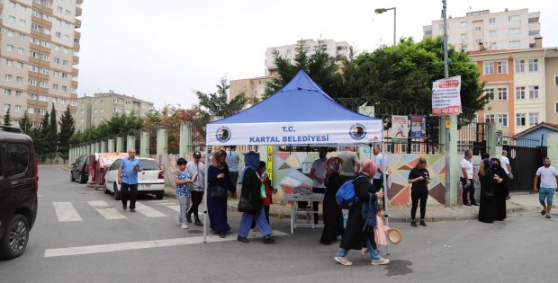 Kartal Belediyesi’nden LGS Öncesi Öğrencilere Su İkramı