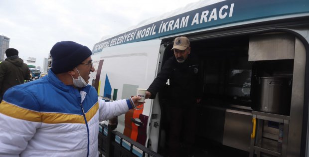 KARTAL BELEDİYESİ’NDEN VATANDAŞLARA SICAK ÇORBA VE ÇAY İKRAMI