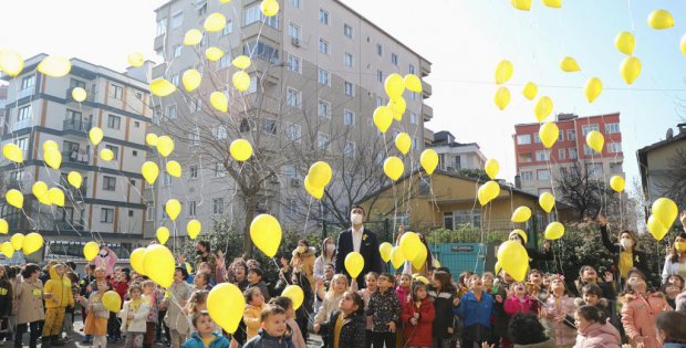 Kartal’da Sarı Balonlar, Kansere Dikkat Çekmek İçin Gökyüzüne Uçtu