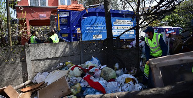 16 Ton Çöpü Bahçesine Biriktiren Vatandaş, Çöplerinin Alınmasını Gözleri Dolarak İzledi